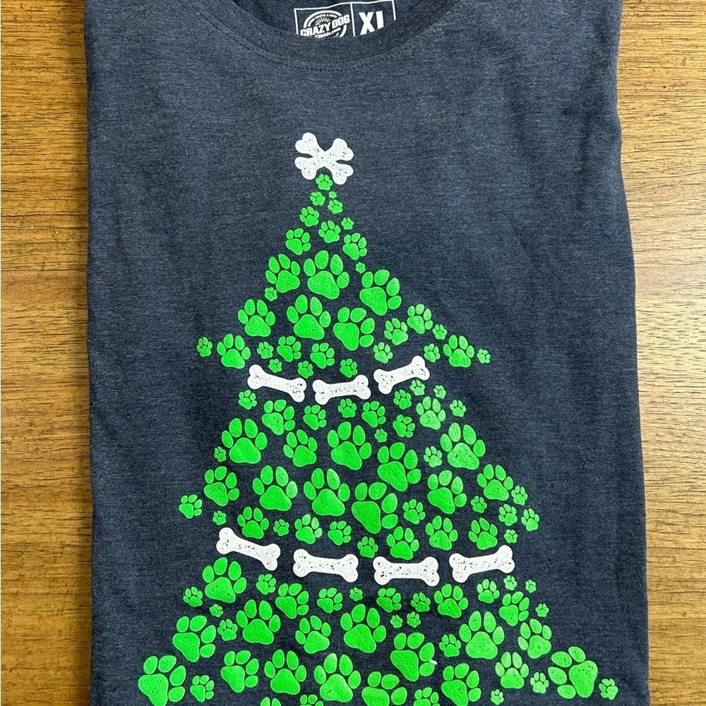 NEW Paw Print and Dog Bones Christmas Tree Design Men’s T-Shirt - Picture 2 of 2